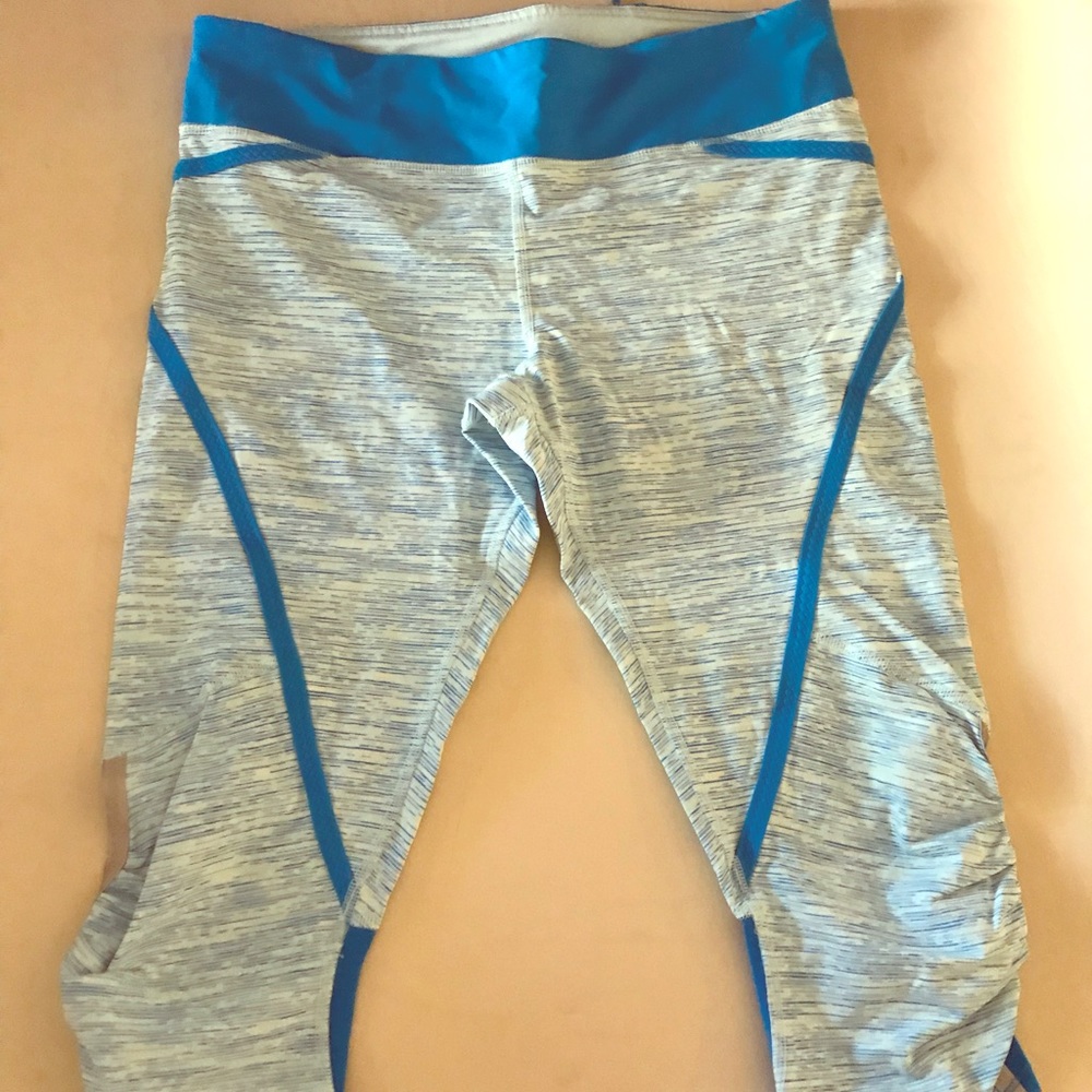 Lululemon crop leggings. Size 8. Blue and white.